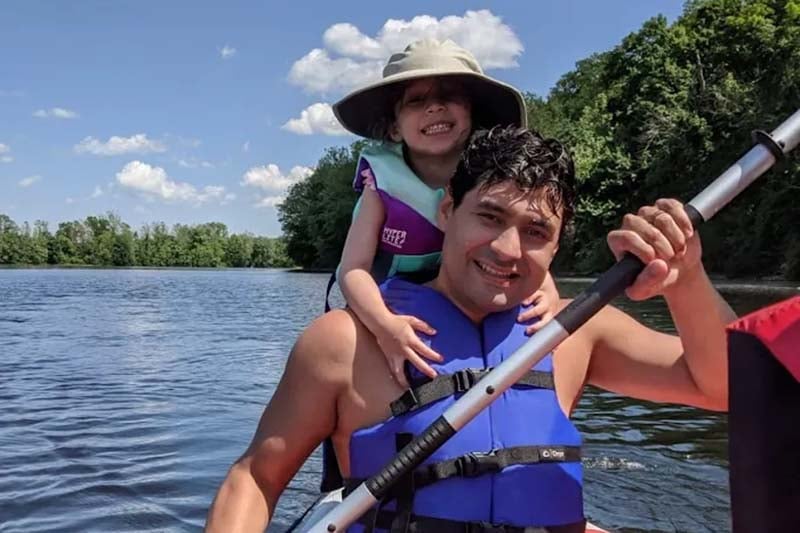 Dr. García y su hijo en kayak