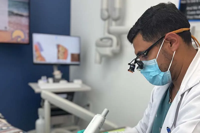 Dr. García trabajando en un paciente.